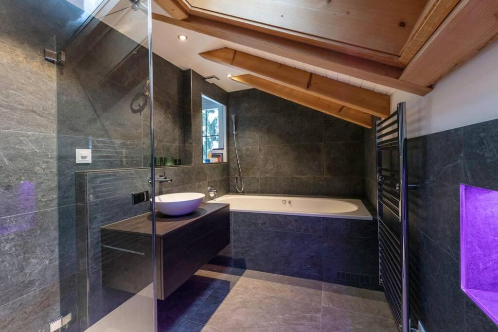 Exklusives Chalet Mit Traumhafter See- Und Bergsicht Seelisberg Exterior photo